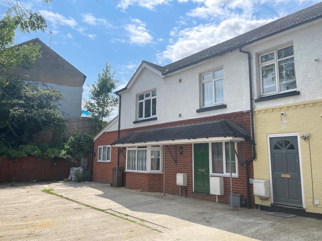Lot: 15 - SIX LETTING ROOMS ALL WITH EN-SUITES - Semi-detached building with parking to front